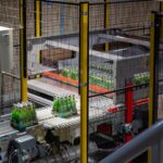 Automatisierte Palettiermaschine in Endverpackungsanlage für effizientes Palettieren