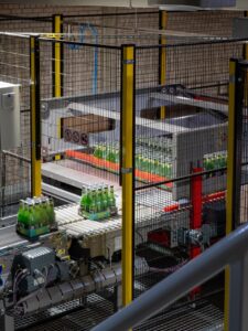Automatisierte Palettiermaschine in Endverpackungsanlage für effizientes Palettieren