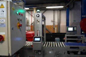 CS1-Scanner bei Folienprüfung auf Förderband